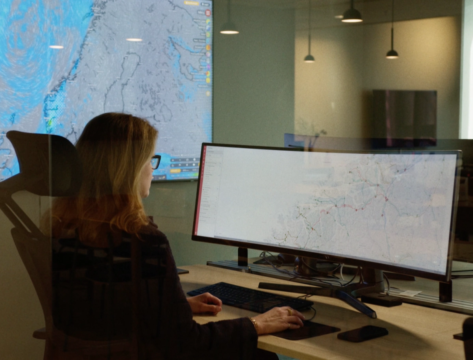 Operatør ved driftssentralen med kartskjermer