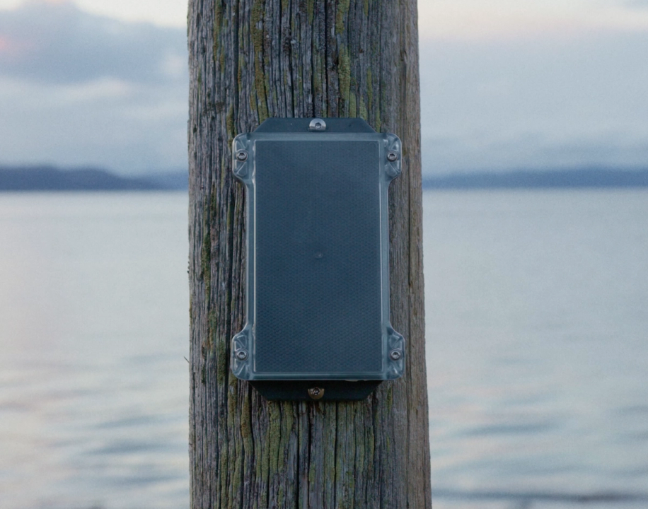 GridScout-sensor montert på en mast ved en fjord
