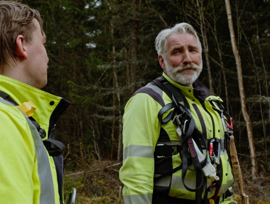 Energimontører i arbeid på en stolpe