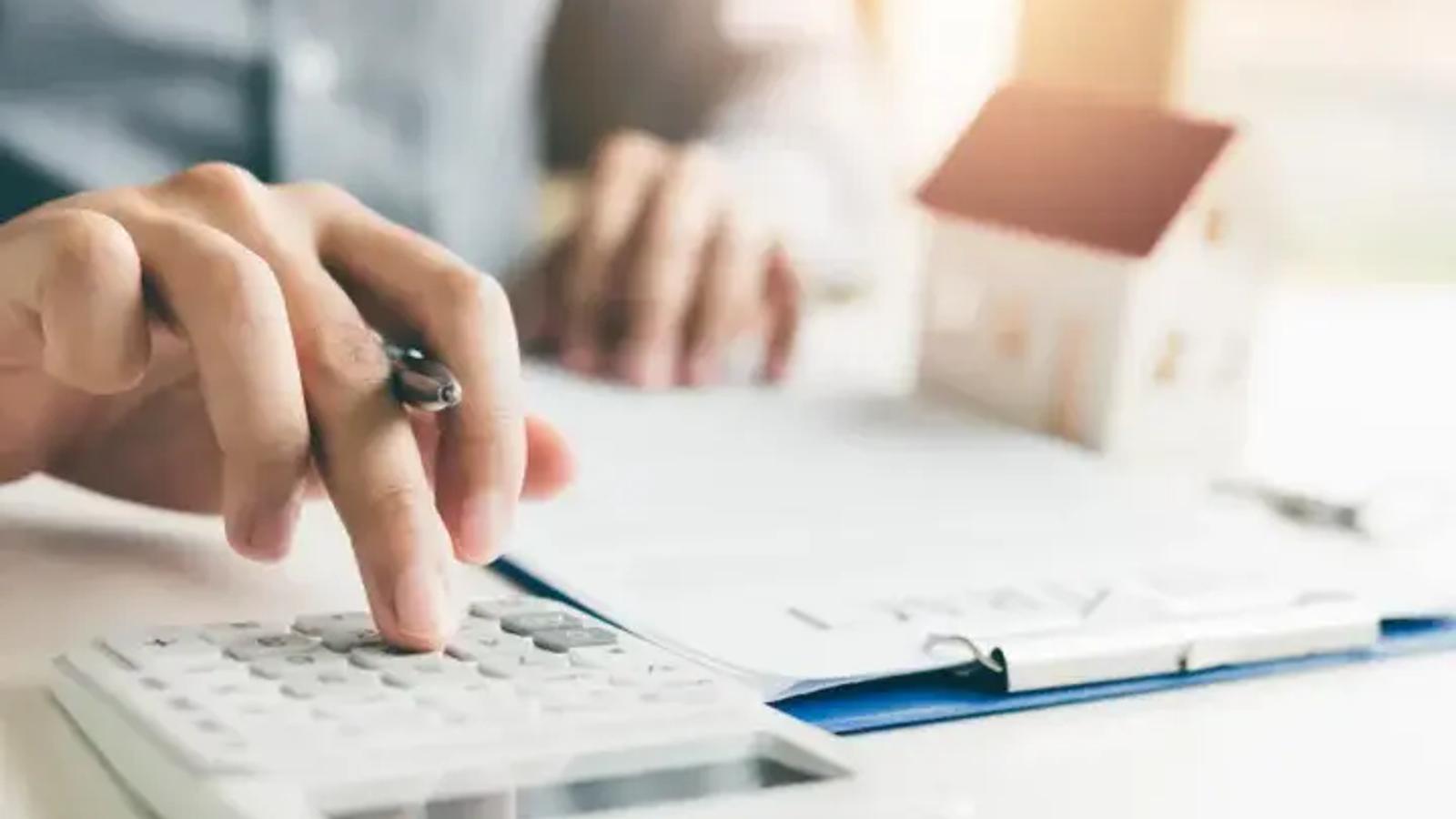 Homem calculando condições de refinanciamento de imóvel.