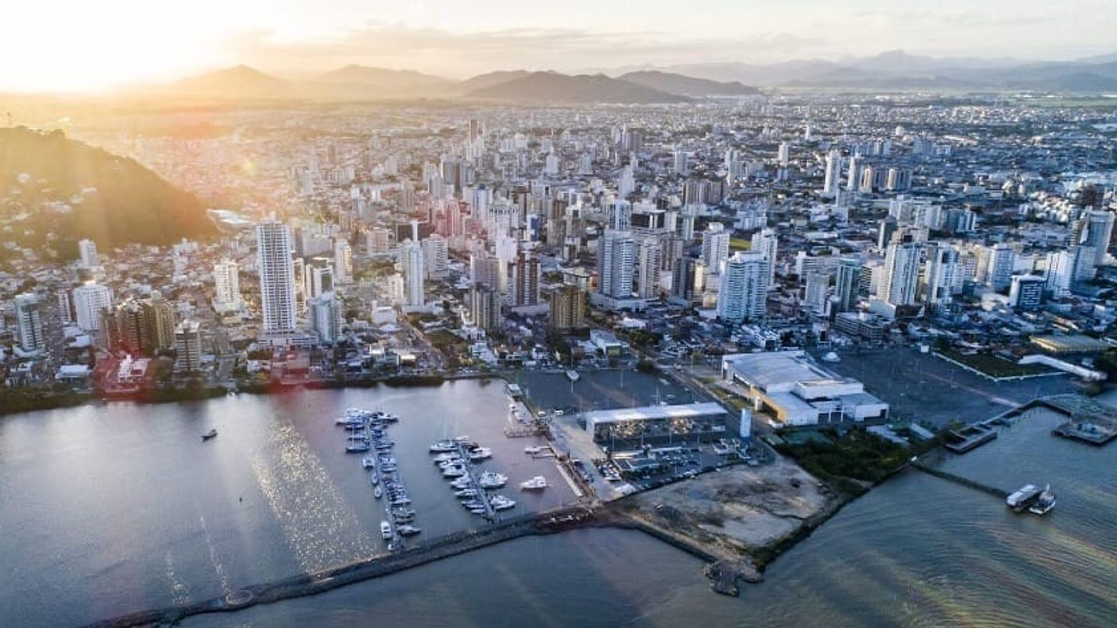 Imagem aérea da cidade de Itajaí, em Santa Catarina, Brasil.