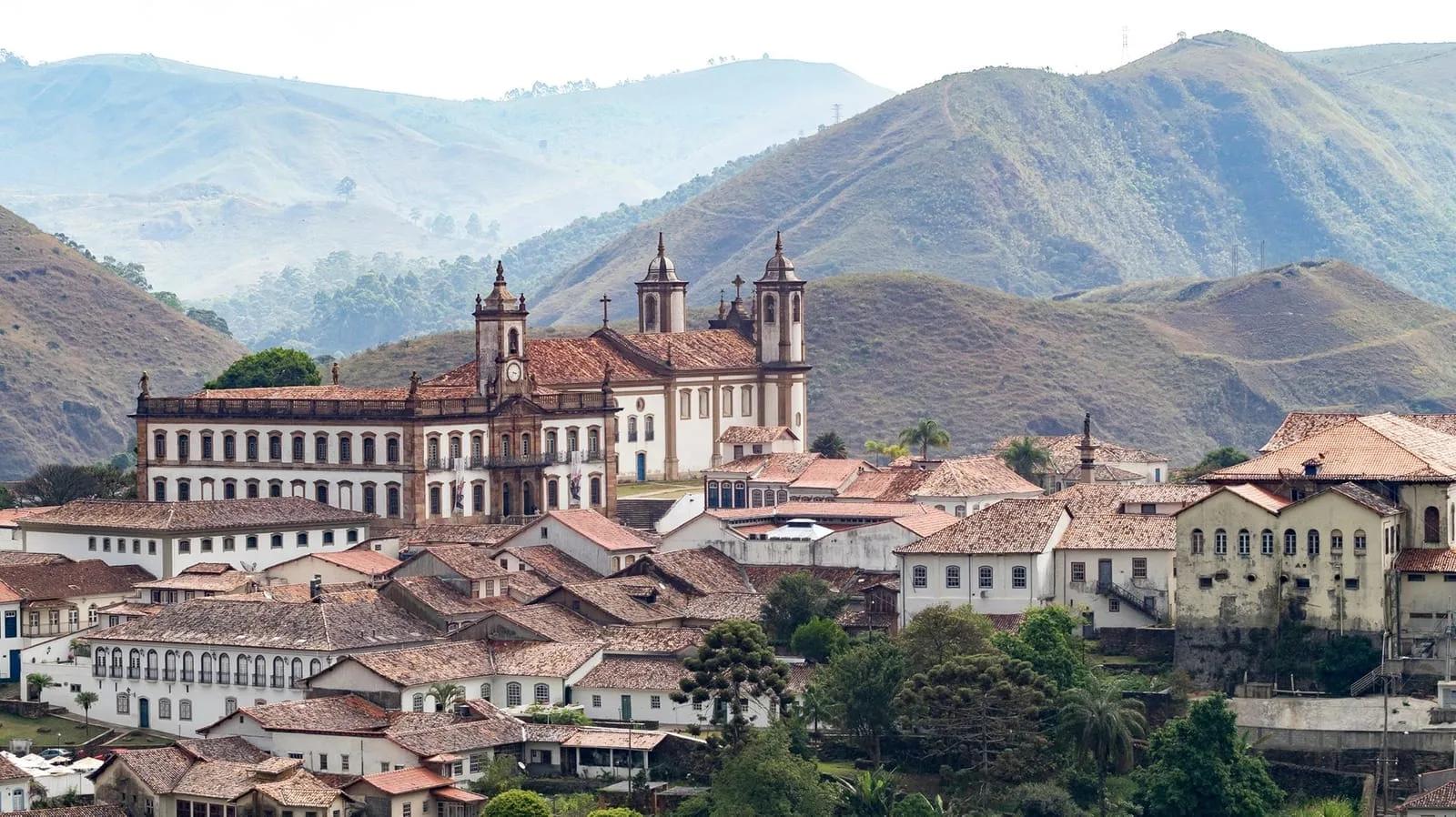 Ouro Preto, Minas Gerais Vista de Ouro Preto com casario colonial e um grande edifício de torre central diante das montanhas