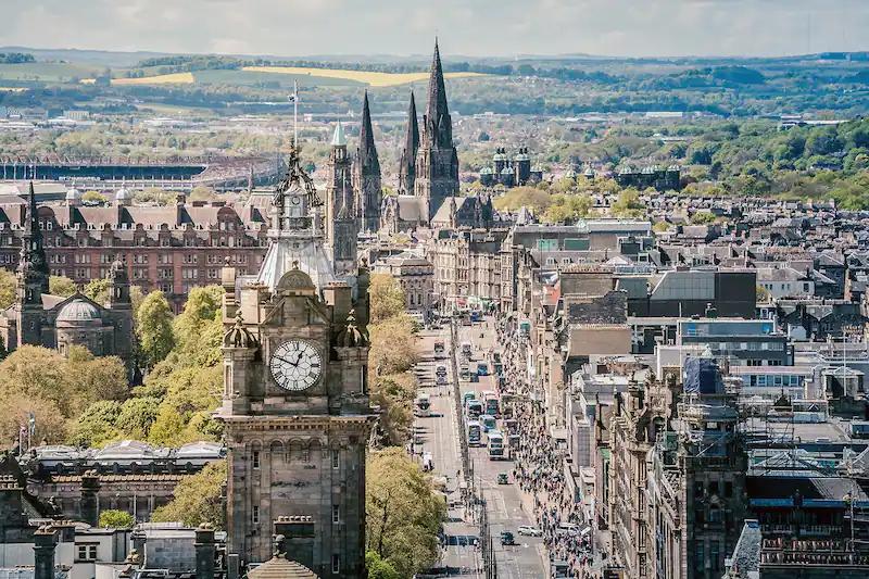 Vista do alto da Princes Street, com a torre do relógio do Hotel Balmoral e a torre gótica do Scott Monument em primeiro plano