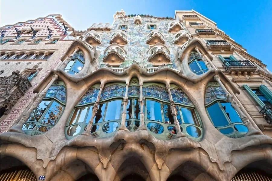 Fachada ondulada da Casa Batlló vista de baixo, com varandas curvas e janelas de formas orgânicas