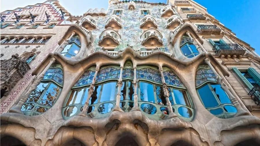Fachada ondulada da Casa Batlló, em Barcelona, com sacadas curvas e janelas de formas orgânicas