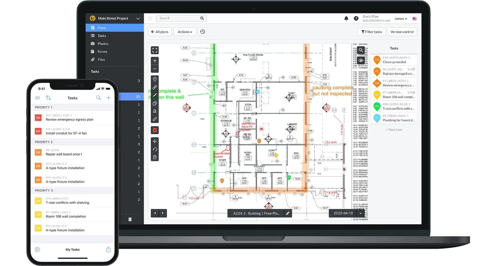Fieldwire no computador e no celular Tela do Fieldwire em notebook e celular, com uma planta baixa marcada por cores e uma lista de tarefas ao lado