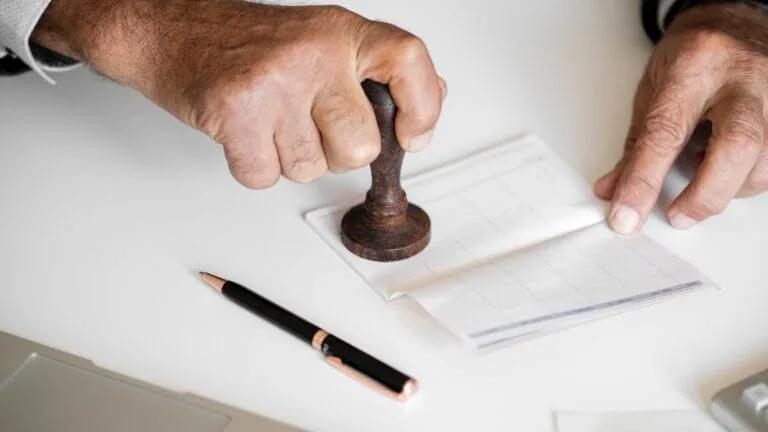 Averbação: registro de alterações em documentos públicos e imóveis.