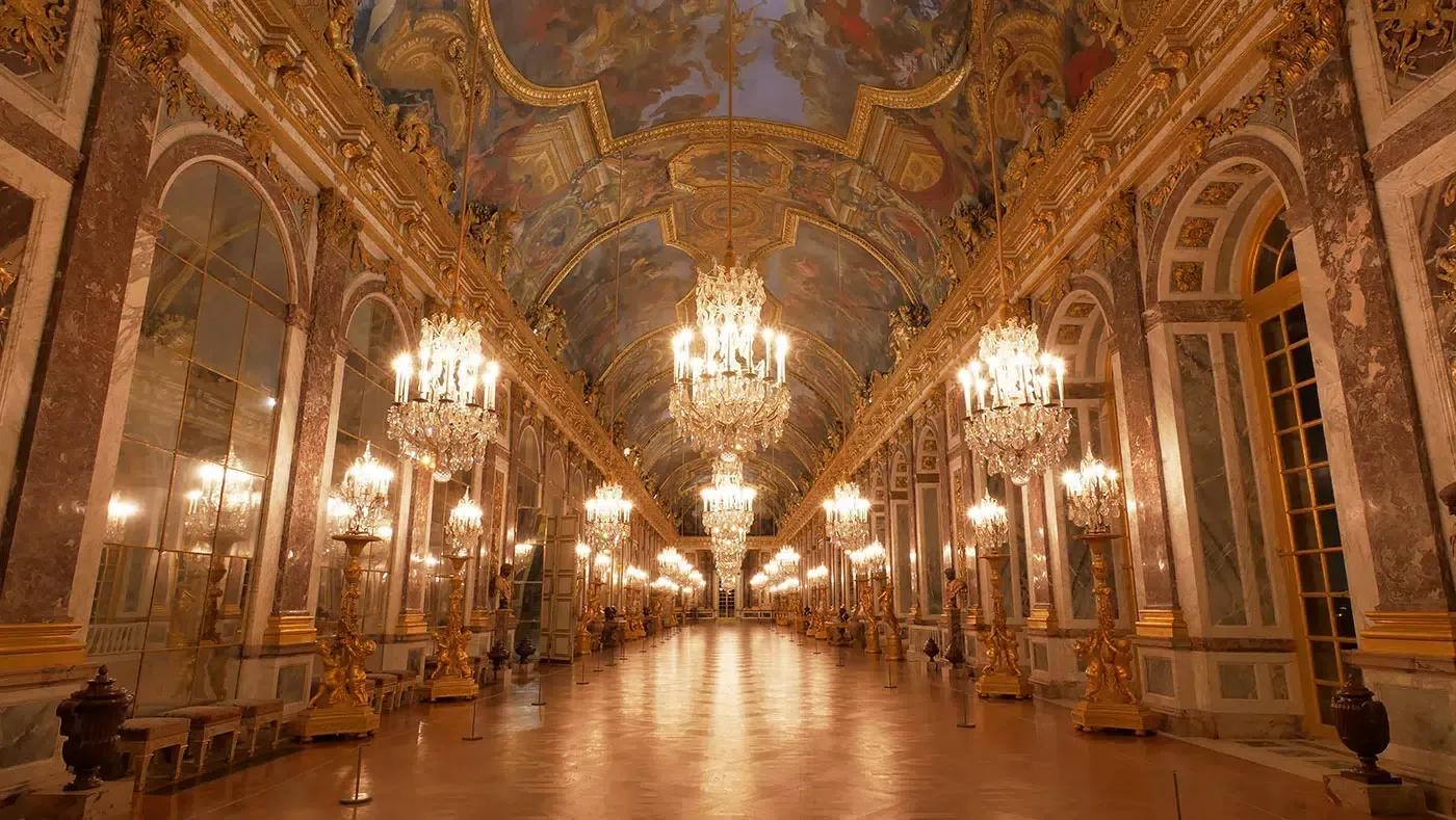 Galeria dos Espelhos, Versalhes Galeria dos Espelhos do Palácio de Versalhes com lustres de cristal e teto pintado