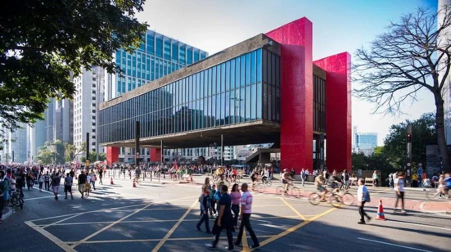 MASP com pilares vermelhos e fachada de vidro, e a Avenida Paulista fechada para pedestres e ciclistas