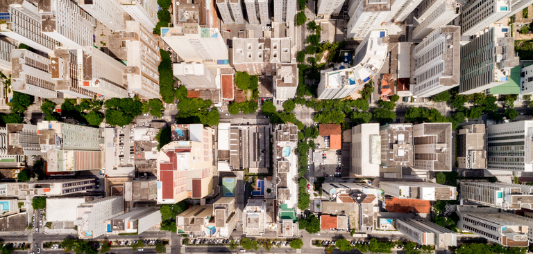 Vista aérea de área urbana de uma cidade.
