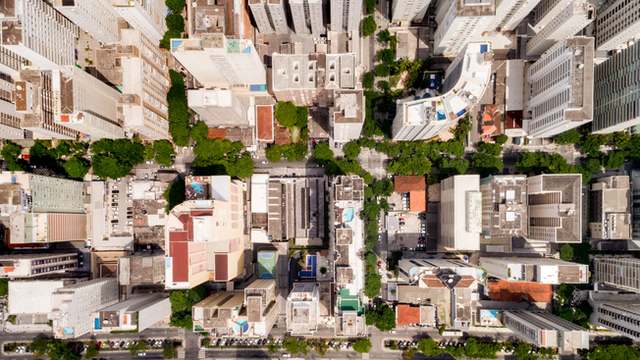 Vista aérea de área urbana de uma cidade.