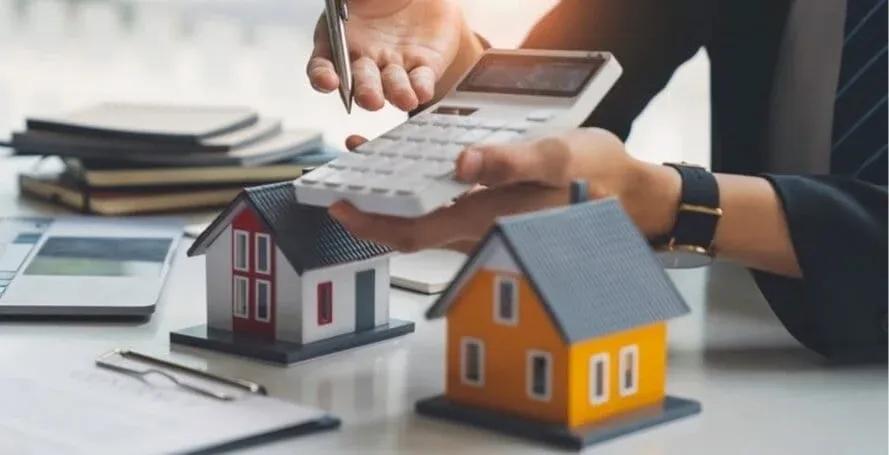 Advogado calculando e analisando imóveis.