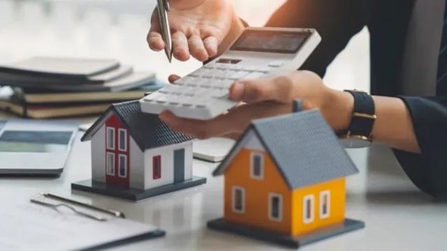 Advogado calculando e analisando imóveis.