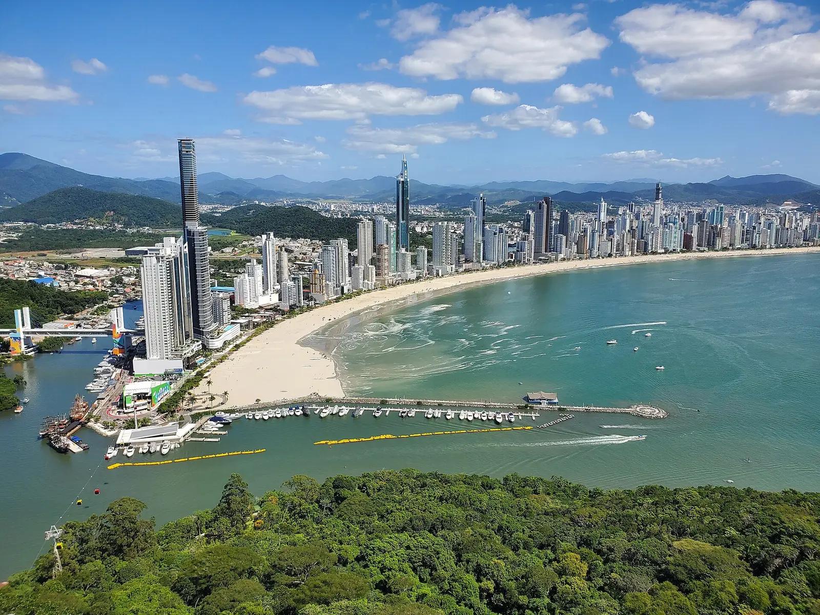 Balneário Camboriú vista do Unipraias Vista do alto do Parque Unipraias: a Praia Central de Balneário Camboriú em curva, com arranha-céus, marina e morros ao fundo