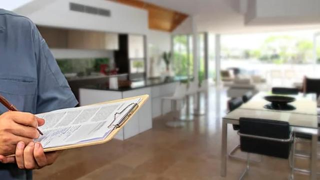 Perito avaliando imóvel residencial.