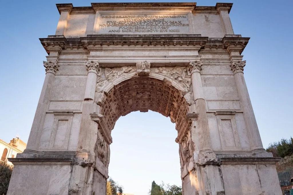 Arco de Tito restaurado, visto de baixo, com a inscrição de Pio VII no ático