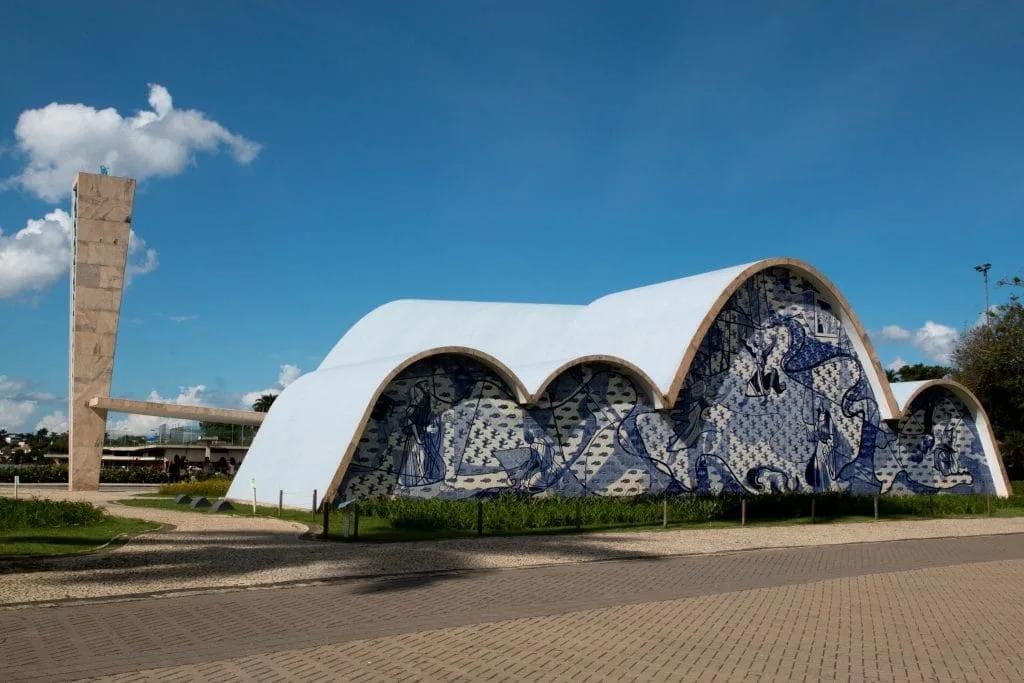 Igreja da Pampulha Igreja da Pampulha com as abóbadas onduladas de concreto e o grande painel de azulejos azuis e brancos na fachada