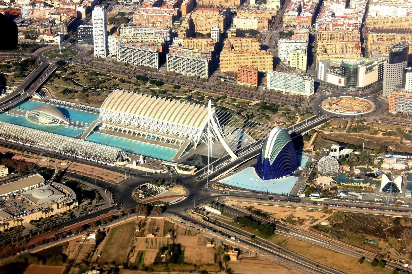 Vista aérea do conjunto com o Museu de les Ciències, o Hemisfèric, a ponte e o Palau de les Arts no antigo leito do rio