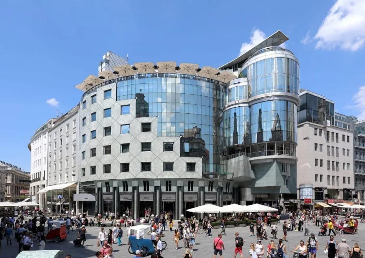 Em meados da década de 1980, projeto do arquiteto Hans Hollein para construir um moderno edifício de vidro em frente à Catedral de Santo Estêvão.