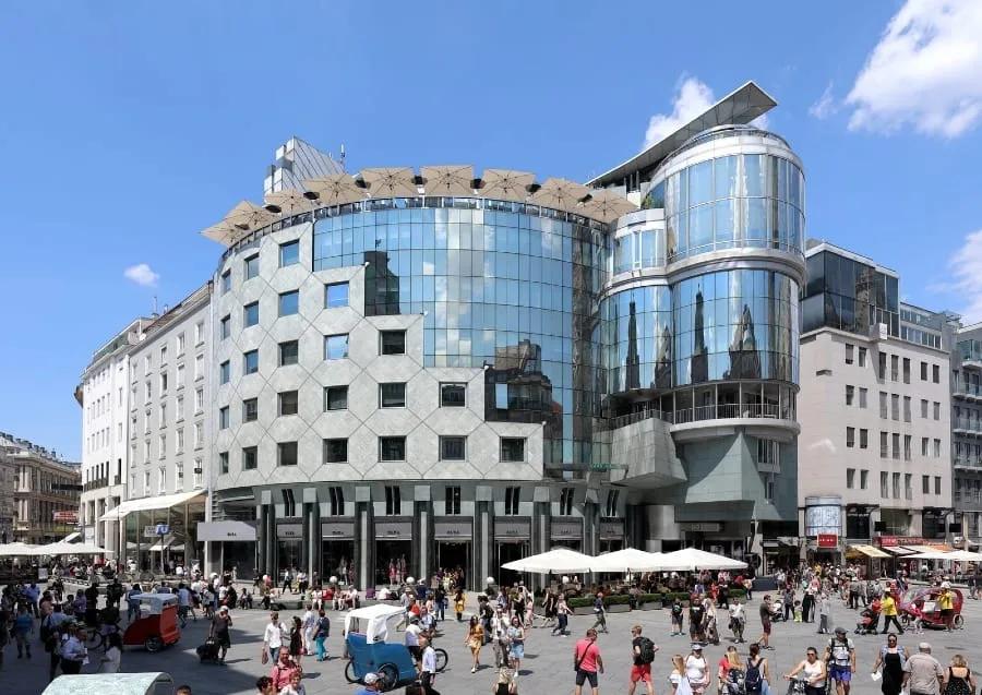 Em meados da década de 1980, projeto do arquiteto Hans Hollein para construir um moderno edifício de vidro em frente à Catedral de Santo Estêvão.