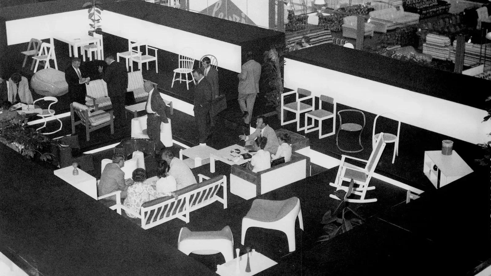 Interior do primeiro Salone del Mobile Italiano, em 1961, com móveis expostos em estandes