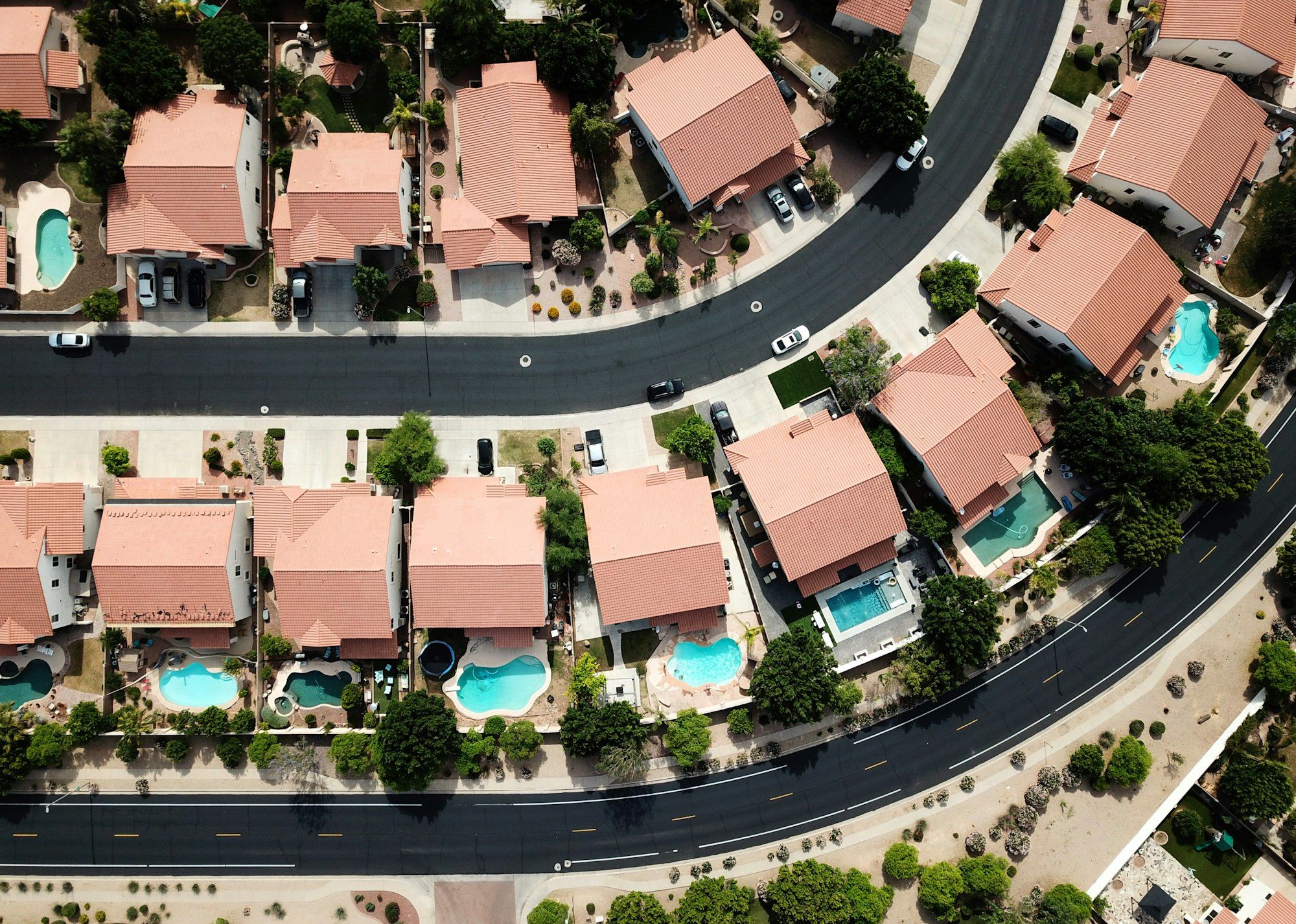 Foto com casas em condomínio.