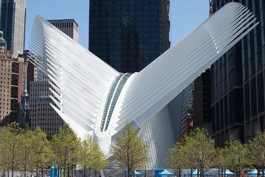 Oculus, centro de transportes do World Trade Center em Nova York, com as costelas brancas abertas como asas entre prédios altos
