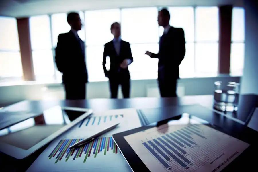 Controle patrimonial na prática Pessoas conferindo documentos e o cadastro de bens durante o controle patrimonial de uma empresa