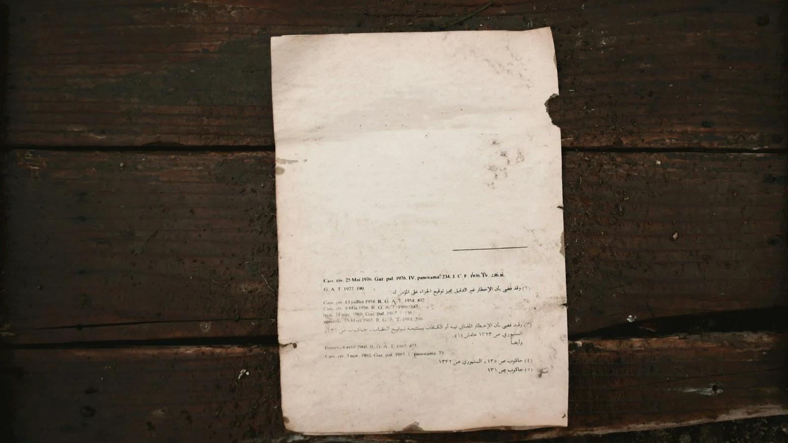Regularização imobiliária Folha de documento antiga e desgastada sobre uma superfície de madeira escura