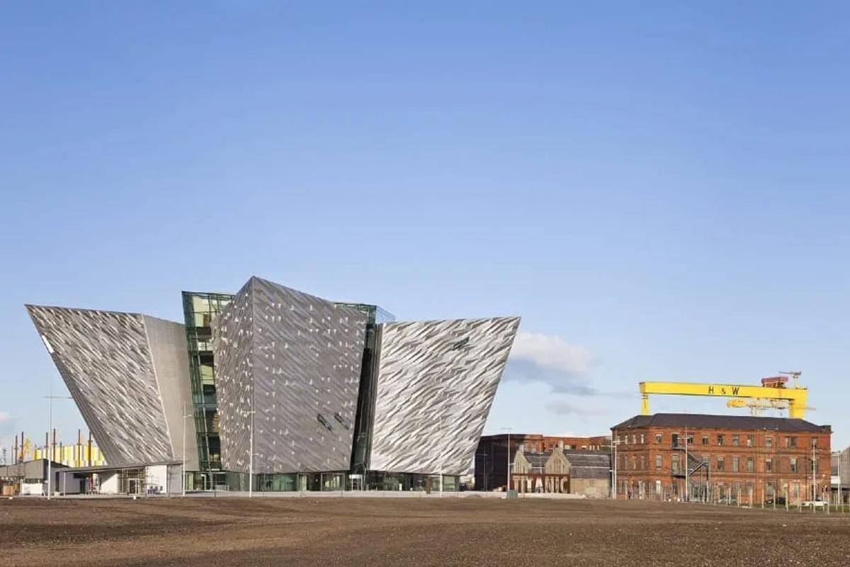 Titanic Belfast, projeto de Eric Kuhne, em Belfast (2009). Arquitetura contemporânea que homenageiam o passado enquanto caminha para o futuro.