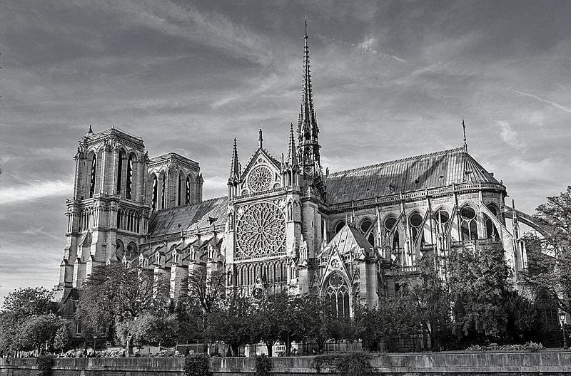 Catedral de Notre-Dame de Paris Vista lateral da Catedral de Notre-Dame de Paris com a flecha desenhada por Viollet-le-Duc