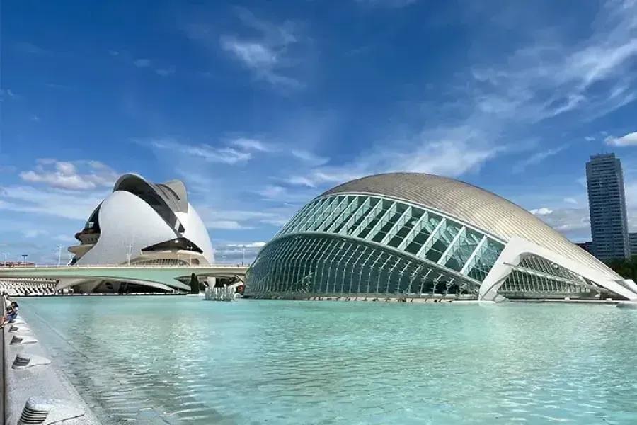 Cidade das Artes e das Ciências, Valência Palau de les Arts e Hemisfèric, na Cidade das Artes e das Ciências de Valência, refletidos no espelho d'água sob céu azul