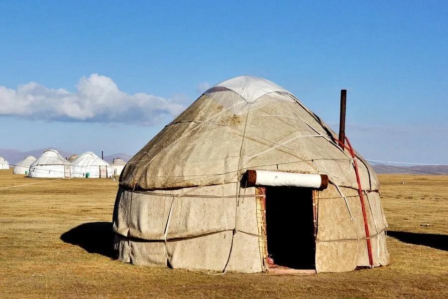 Yurta Yurta tradicional com cobertura clara em uma paisagem aberta