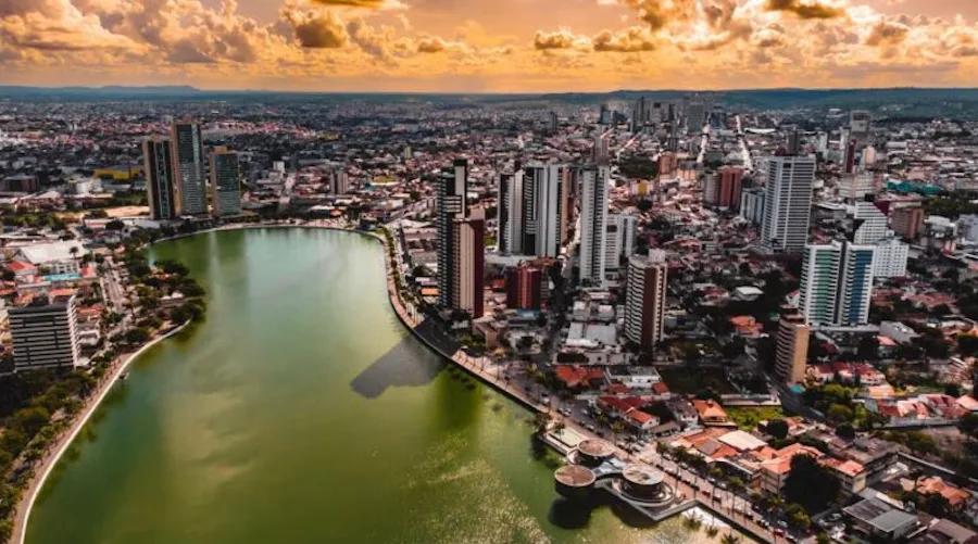 Vista aérea de cidade com prédios altos à beira de um lago