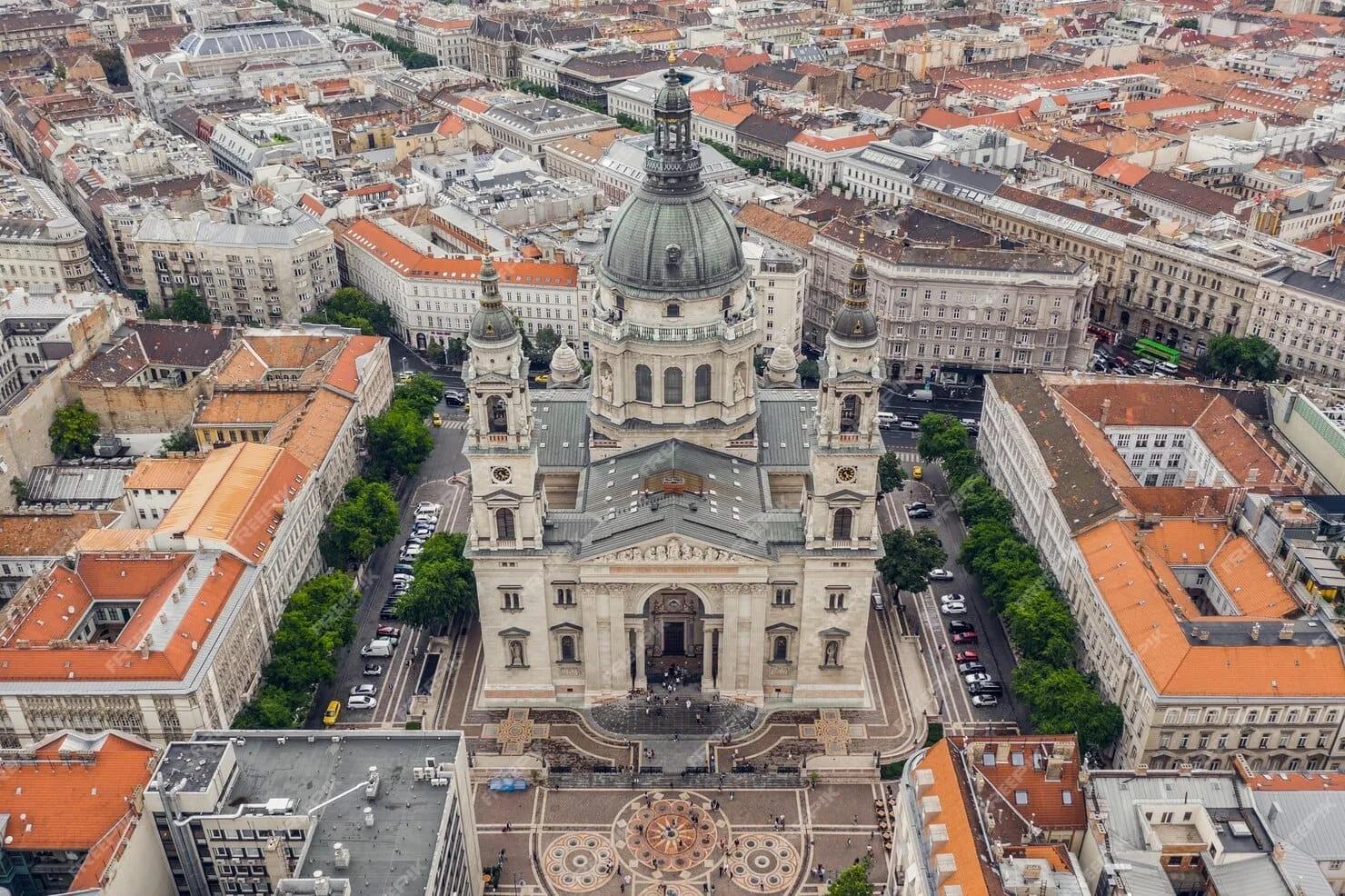 Fachada da Basílica de Santo Estêvão com a grande cúpula central e duas torres laterais, vista da praça em frente