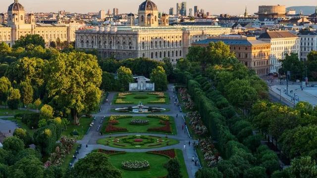 Imagem aérea de parques e monumentos em Viena, na Áustria.