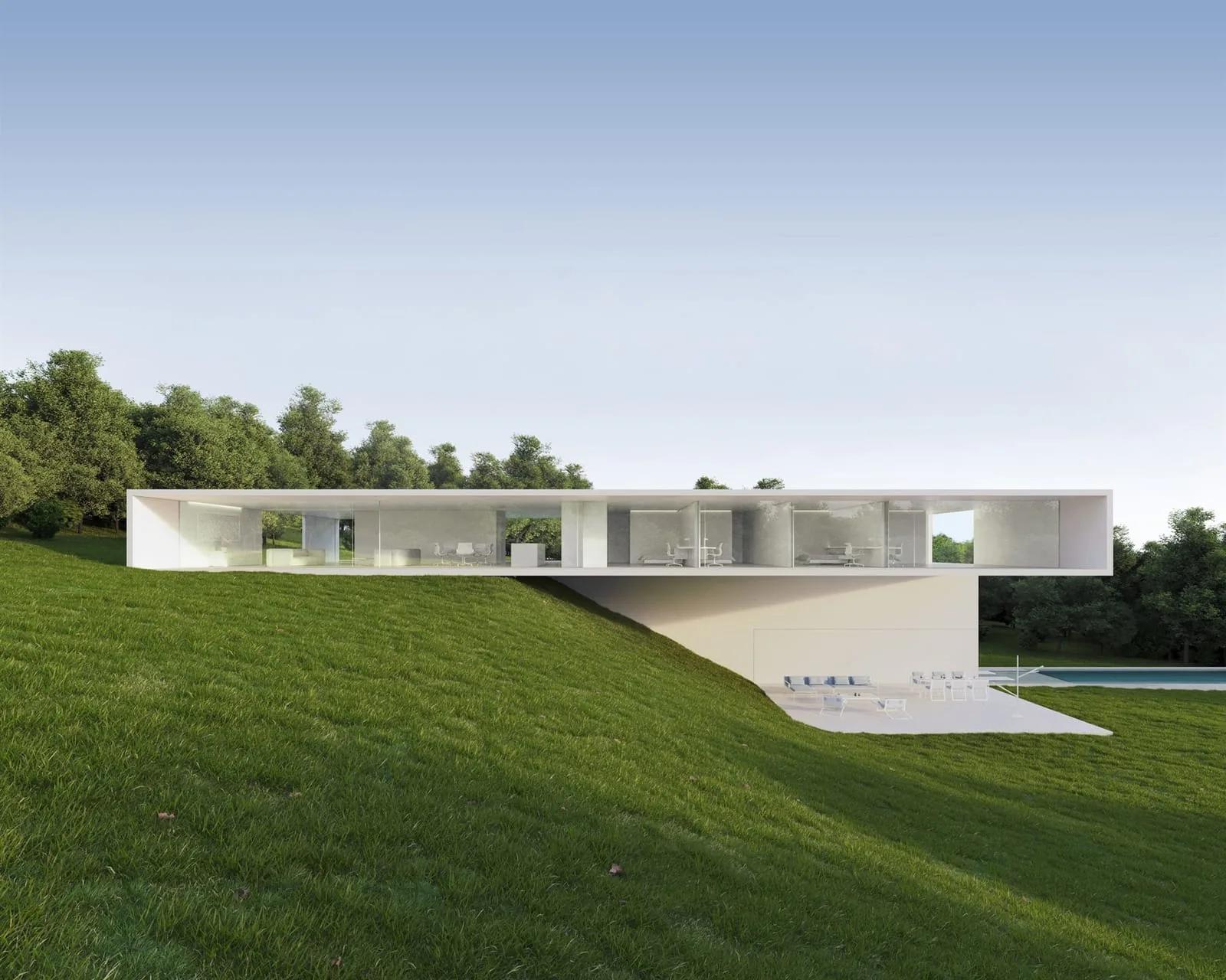 Casa branca de volumes horizontais apoiada sobre um gramado inclinado, com grandes aberturas de vidro