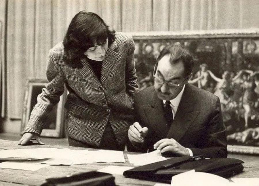 Lina e Pietro Maria Bardi Lina Bo Bardi e Pietro Maria Bardi examinam papéis sobre uma mesa, com uma pintura ao fundo