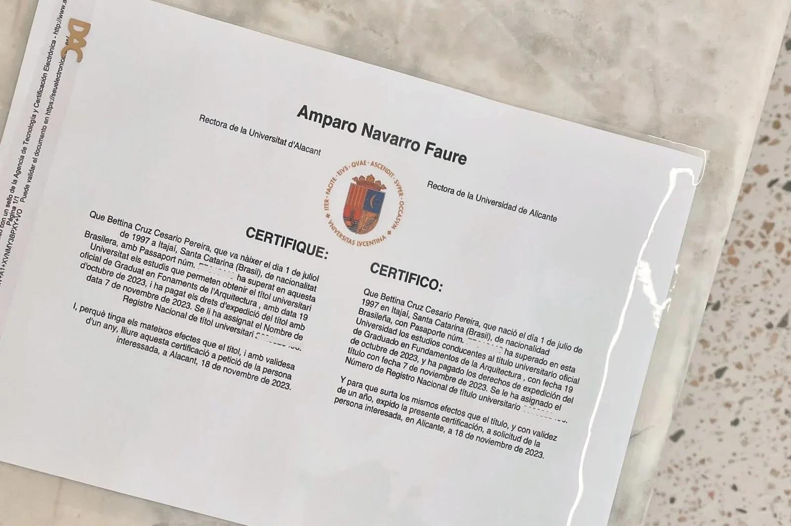 Certificado da Universidade de Alicante com o brasão da instituição, sobre uma superfície de pedra
