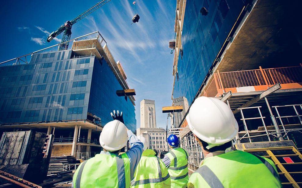 Engenheiros analisando obra em construção.