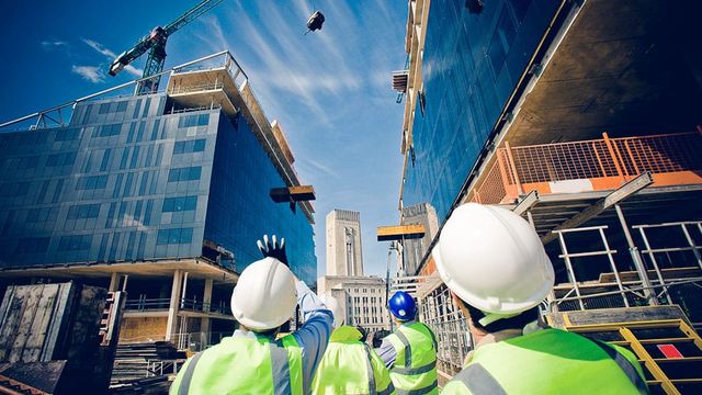 Engenheiros analisando obra em construção.