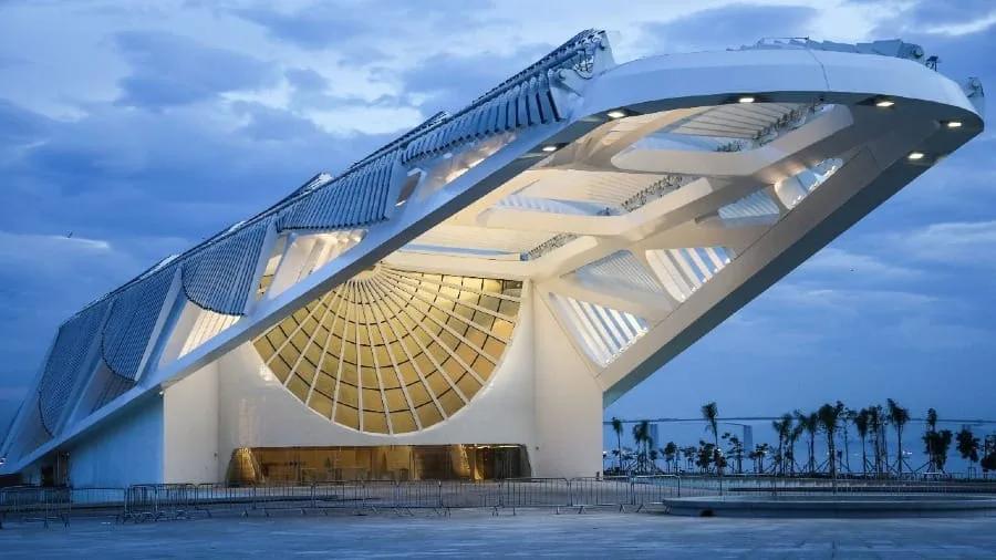Museu do Amanhã, Rio de Janeiro Museu do Amanhã ao entardecer, com a grande cobertura em balanço iluminada por baixo e palmeiras ao fundo