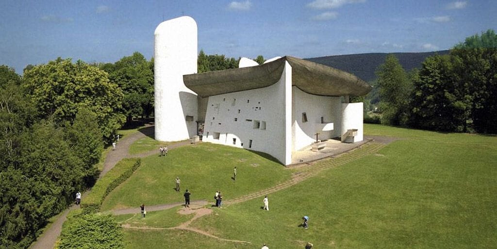 Arquitetura e Igreja | Capela de Notre-Dame-du-Haut, em Ronchamp, de Le Corbusier.