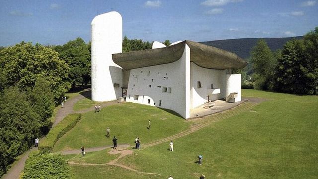 Arquitetura e Igreja | Capela de Notre-Dame-du-Haut, em Ronchamp, de Le Corbusier.