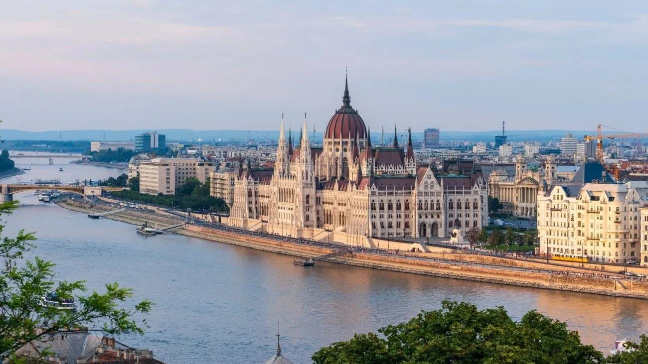 Parlamento Húngaro neogótico às margens do Danúbio ao entardecer, visto da colina de Buda