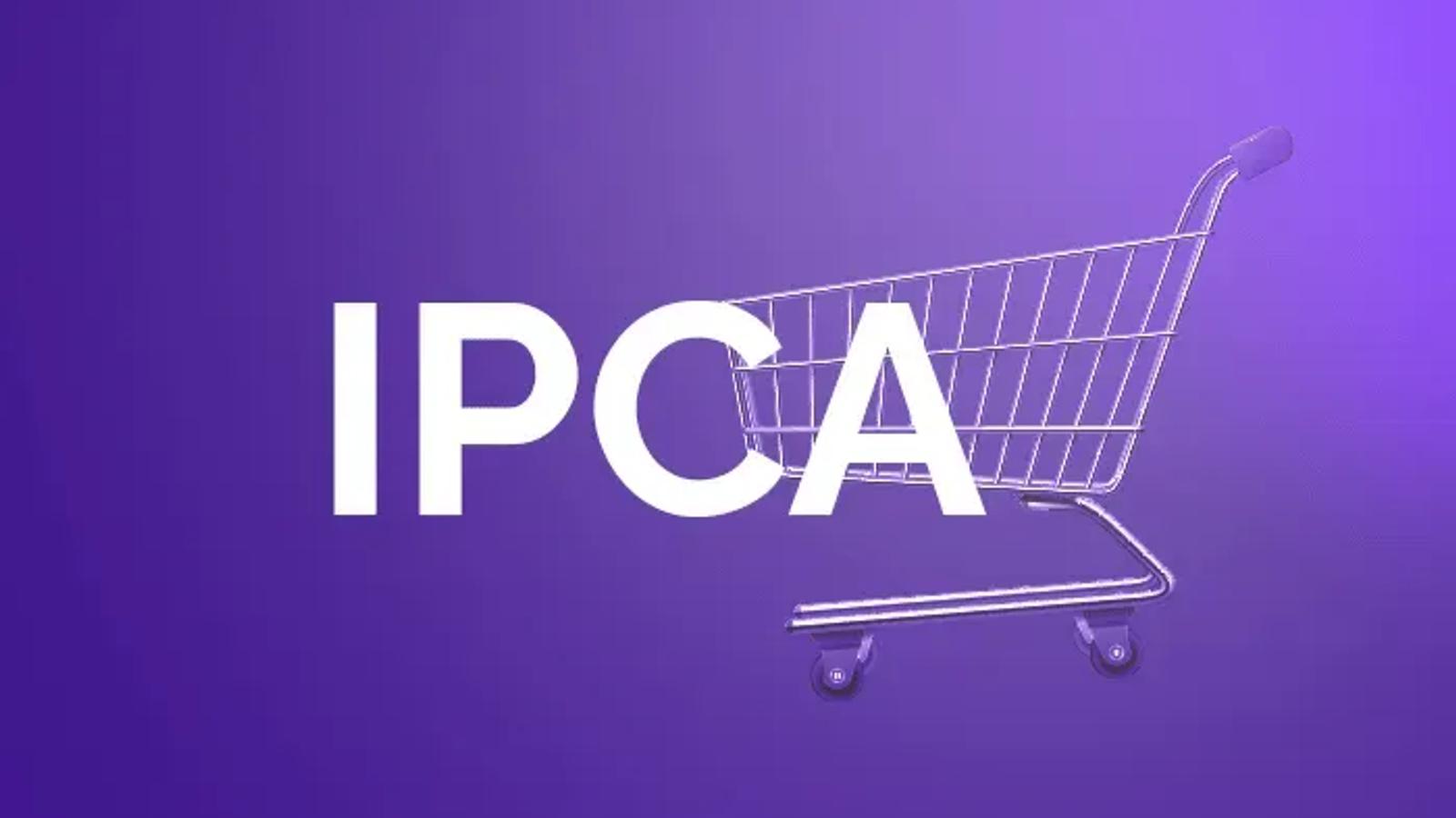 Carrinho de supermercado sobre fundo roxo, ao lado da sigla IPCA em letras brancas.