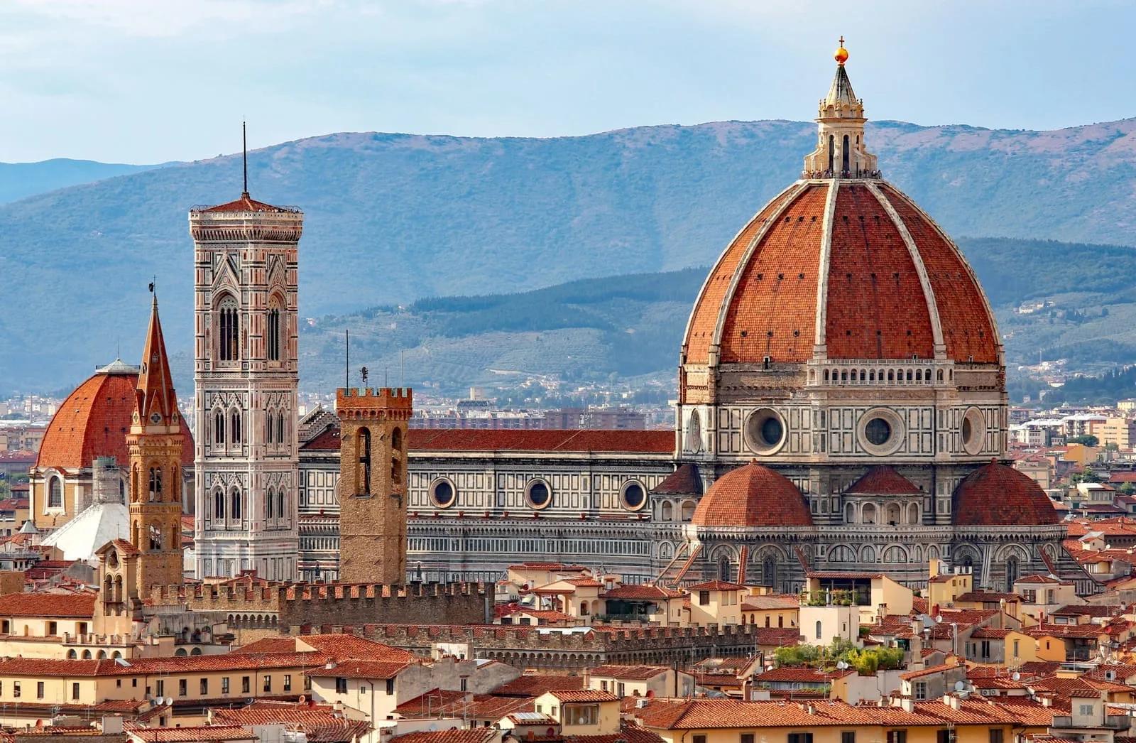 Santa Maria del Fiore, Florença Catedral de Florença com a grande cúpula de tijolos vermelhos e o campanário ao lado, sobre os telhados da cidade