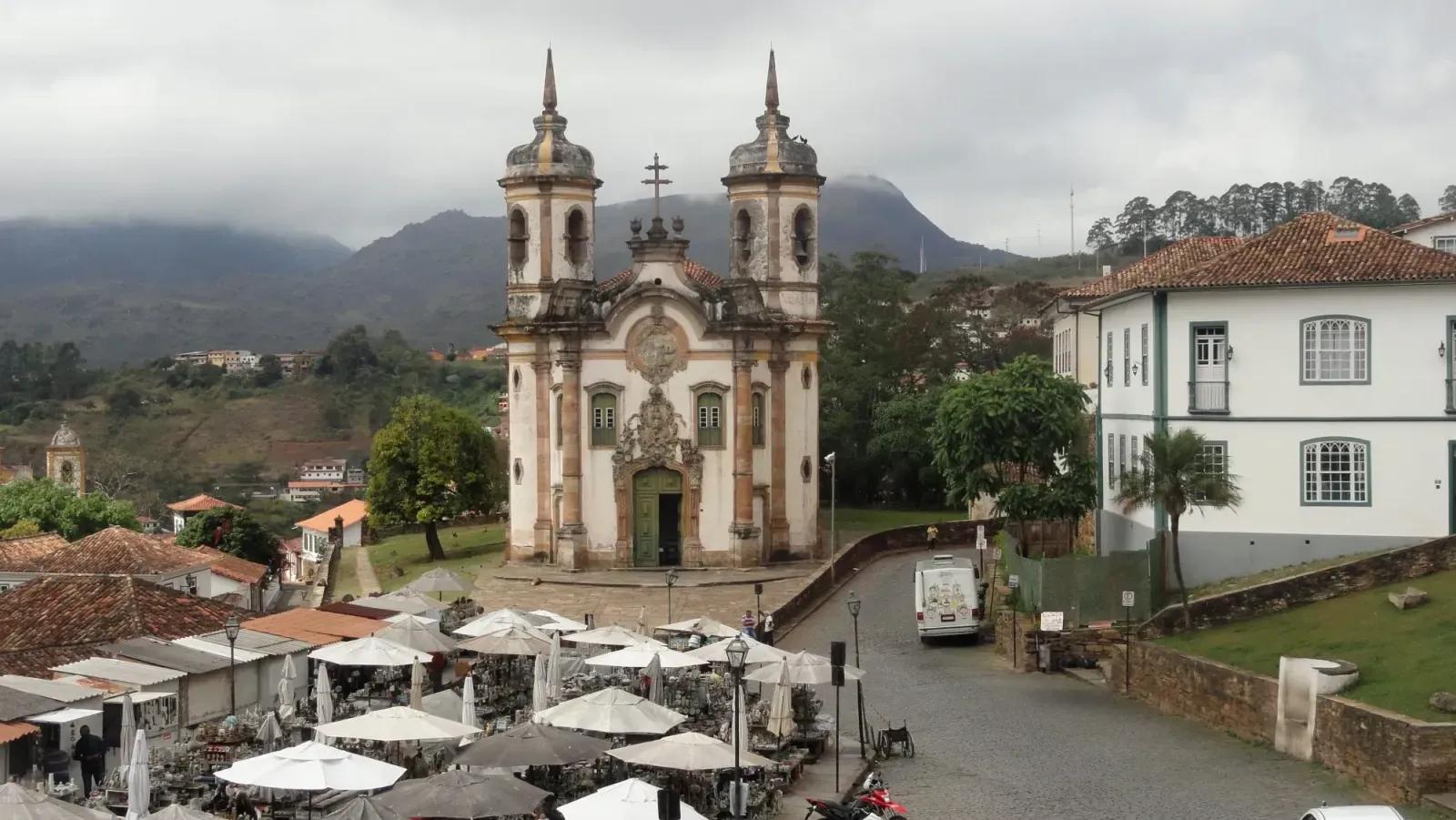 Fachada da Igreja de São Francisco de Assis, em Ouro Preto, com duas torres cilíndricas