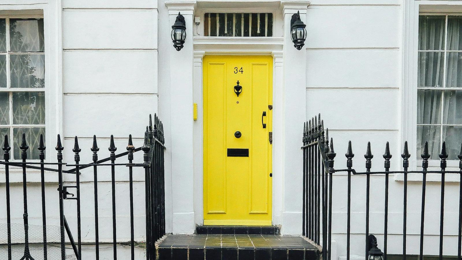 Casa com porta amarela.