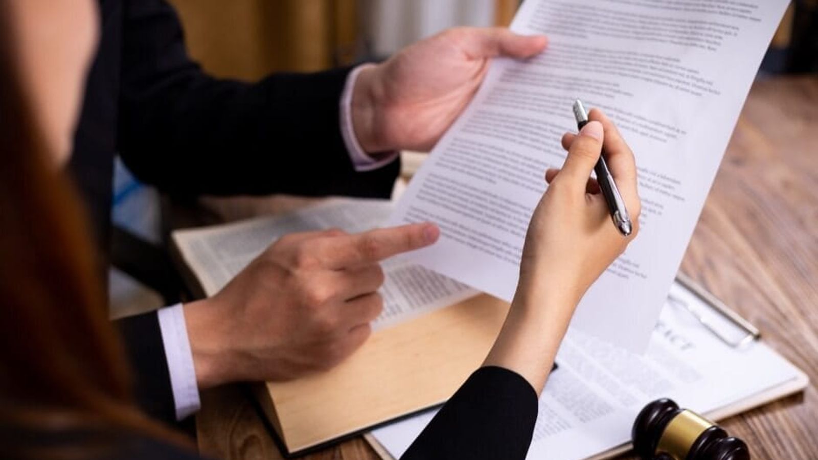 Pessoas analisando Escritura Pública do Imóvel.
